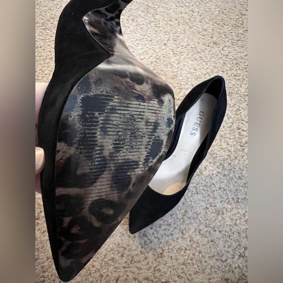 Guess black pointy pumps with cheetah print bottoms - Picture 2 of 8